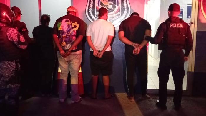 La Policía aprehendió a cuatro sospechosos y decomisó un arma presuntamente vinculada al ataque.