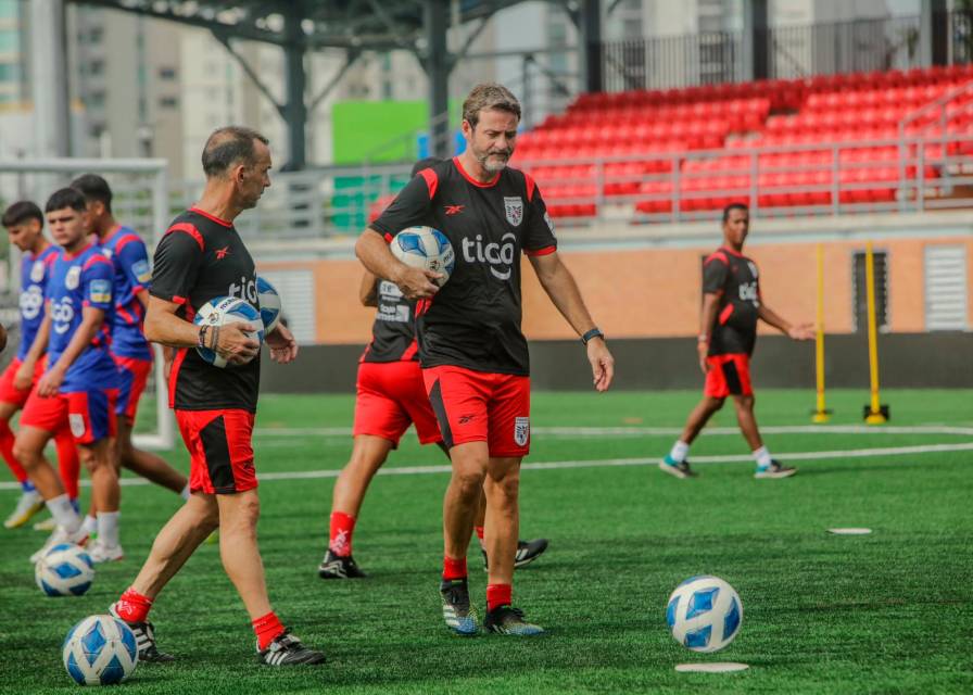 El técnico Thomas Christiansen durante los entrenamientos.