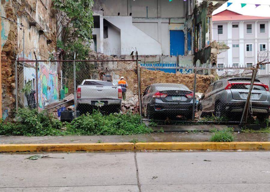 Colapso de muro histórico en Santa Ana afecta a tres vehículos