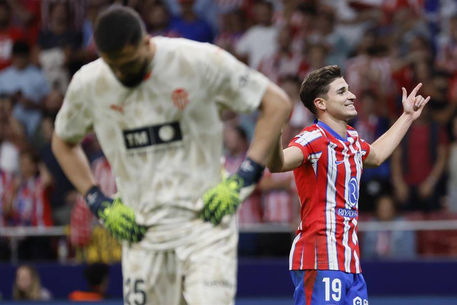 Julián Alvarez celebra su primer gol con el Atlético de Madrid, este domingo ante el Valencia.