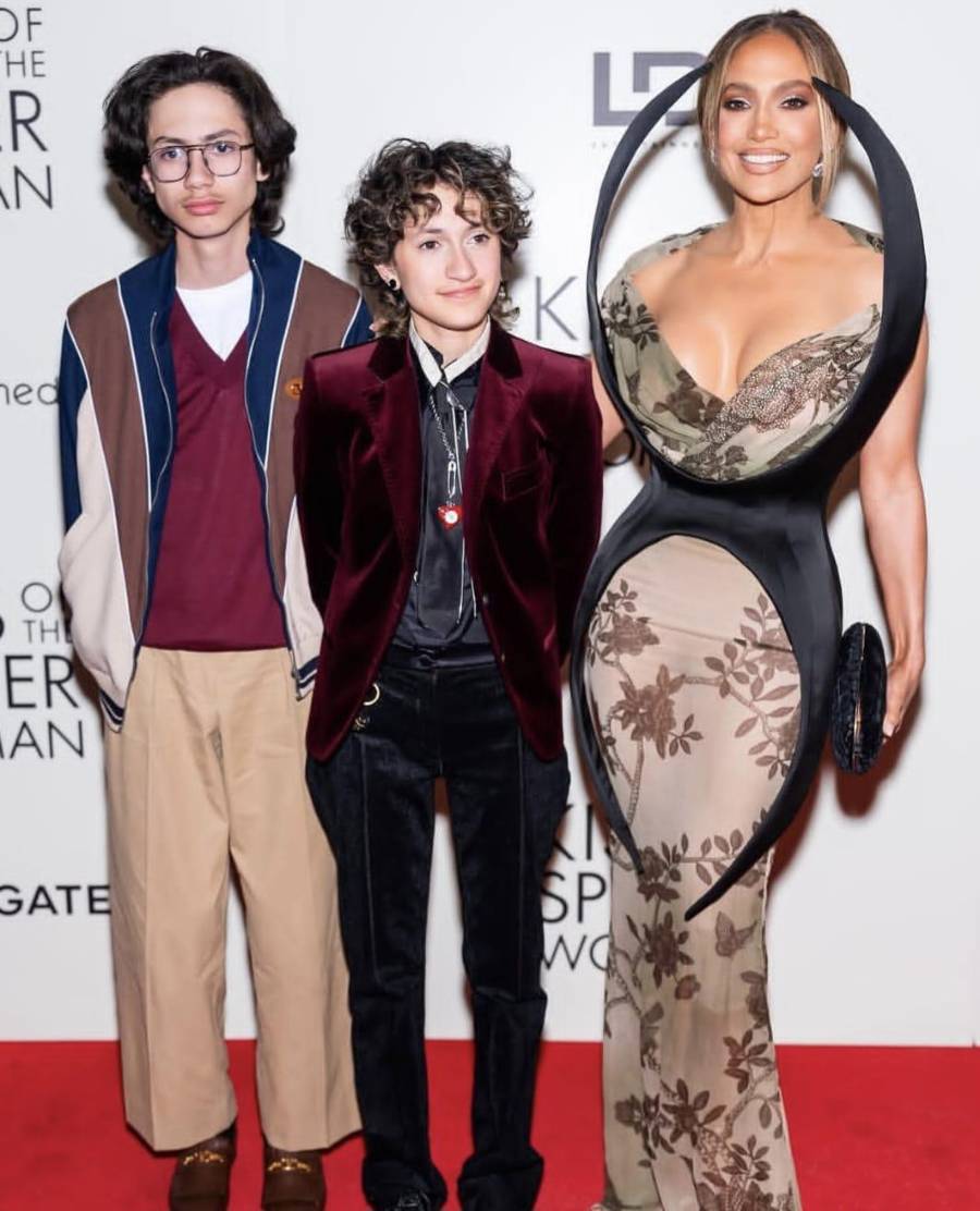 Jennifer Lopez llegó al estreno acompañada de sus mellizos, Emme y Max Muñiz, fruto de su matrimonio con Marc Anthony.