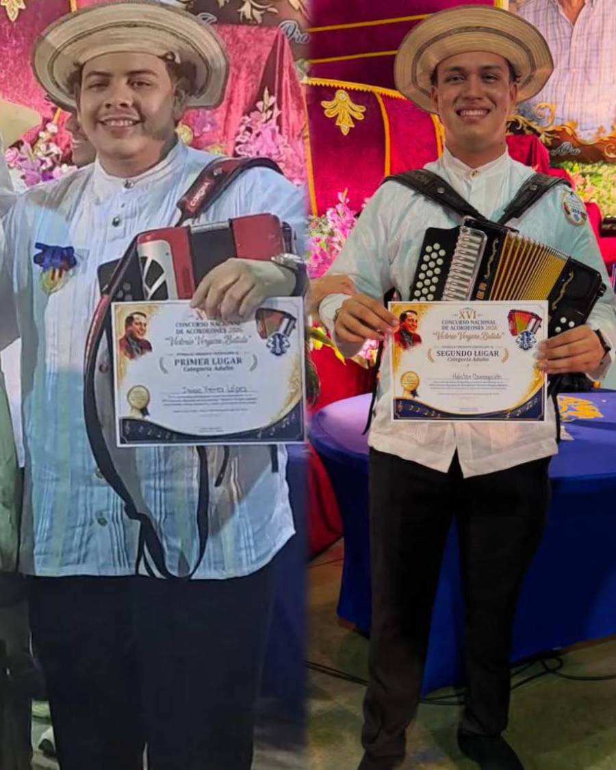 A la izquierda, Isaac Pérez López, ganador del primer lugar del 16.º Concurso Nacional de Acordeones Victorio Vergara Batista; a la derecha, Héctor Concepción, quien obtuvo el segundo lugar en la categoría adulto.