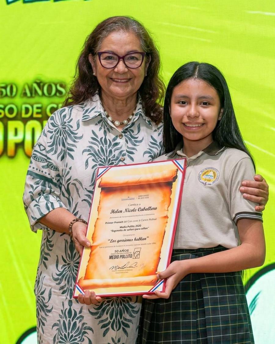 Las pequeñas autoras recibieron los libros impresos con sus cuentos, como parte del reconocimiento a su talento y creatividad.