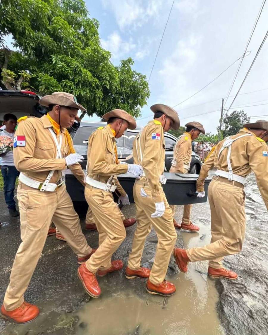 Compañeros del IPT México–Panamá rindieron homenaje a Yesenia González con una calle de honor antes de su sepelio en Chepo.