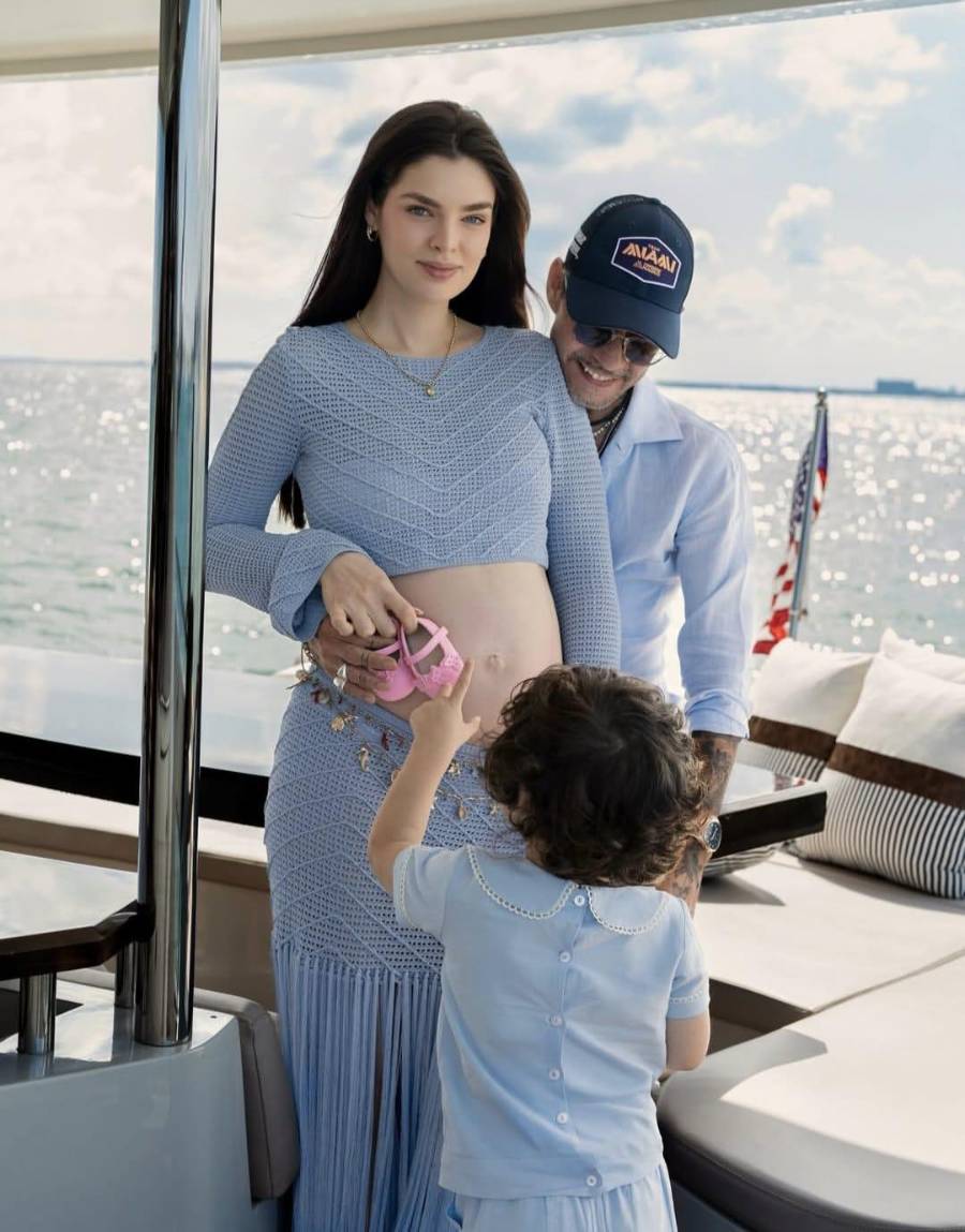 Con zapatitos rosados, Marc Anthony y Nadia Ferreira acaban con el misterio.