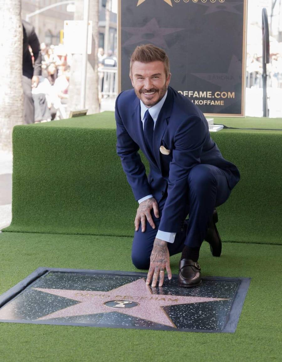 Con una gran sonrisa, David Beckham posa junto a su estrella en el Paseo de la Fama de Hollywood, un reconocimiento a su legado dentro y fuera de las canchas.