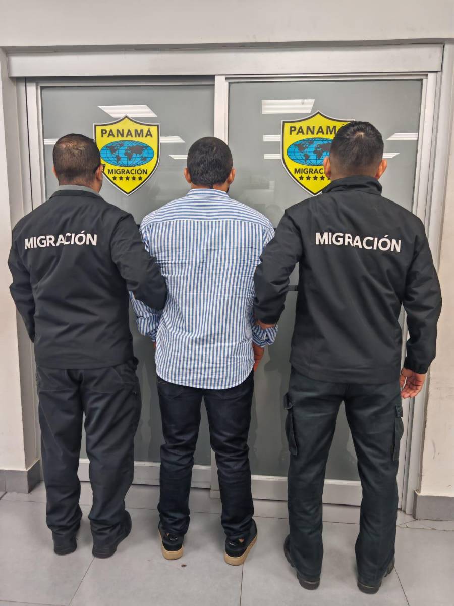 Dos paisas bajaron del avión y por allí mismo los enviaron de regreso a Colombia