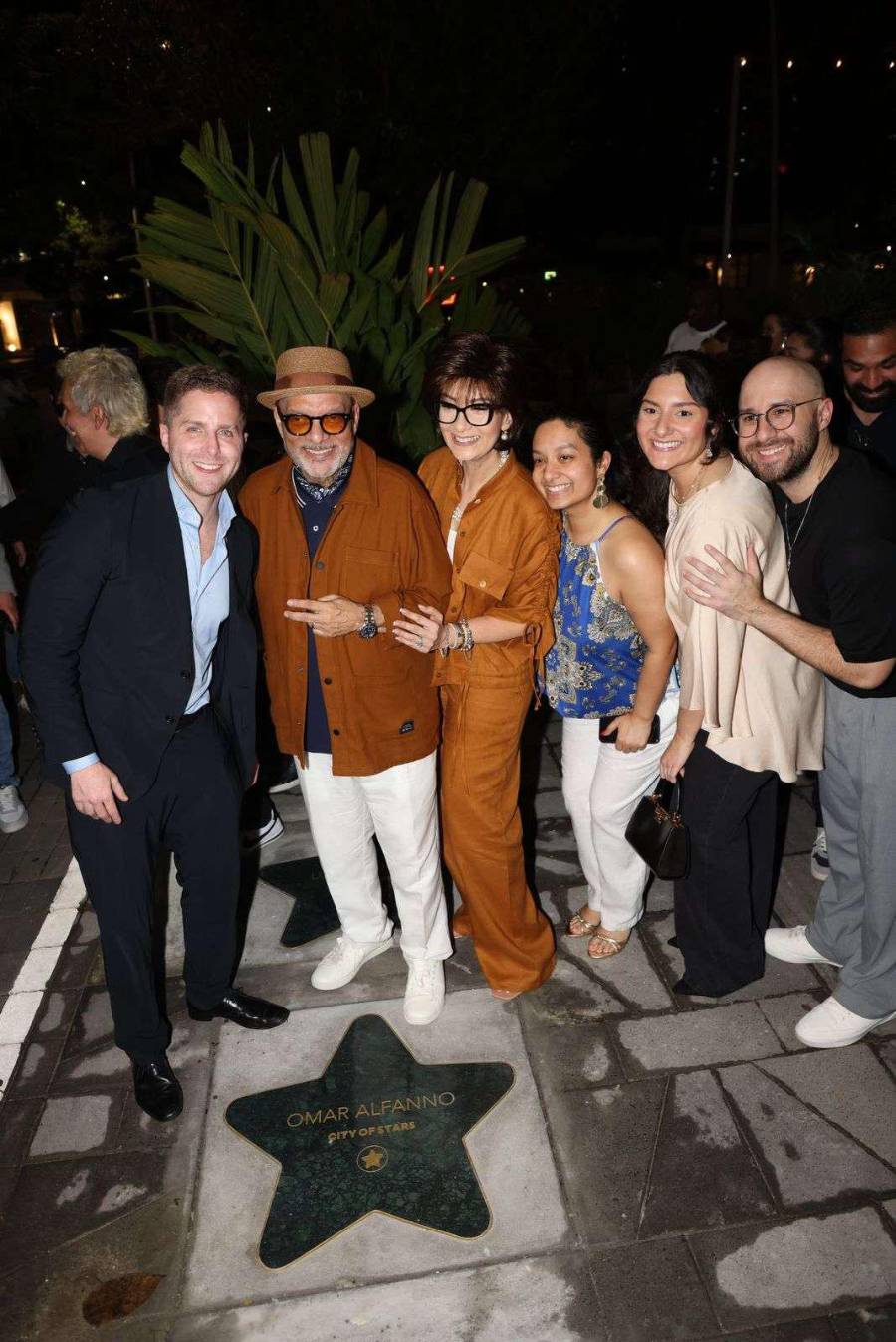 Omar Alfanno asistió junto a su esposa Carmencita e hijos a la develación de su estrella en calle Uruguay.