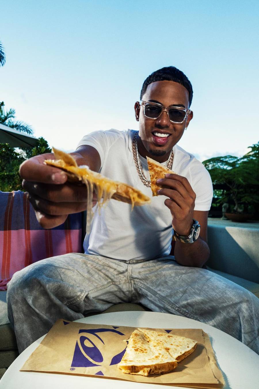 Cantante Myke Towers impulsa el regreso del Taco Tuesday como ritual cultural en la región