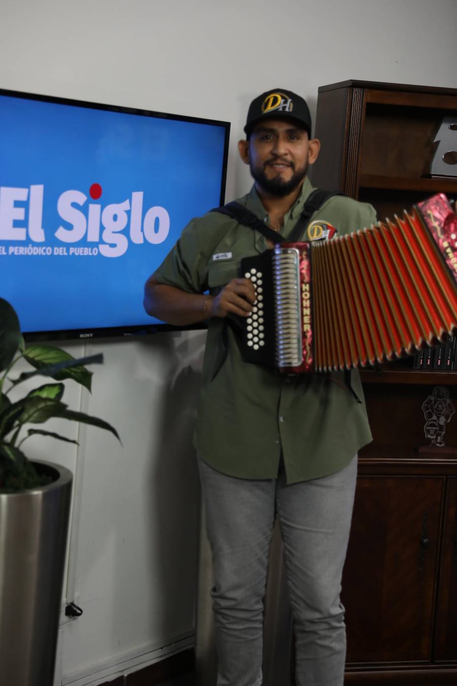 Dionis Herrera tiene 34 años y mas de 20 años de carrera artística.