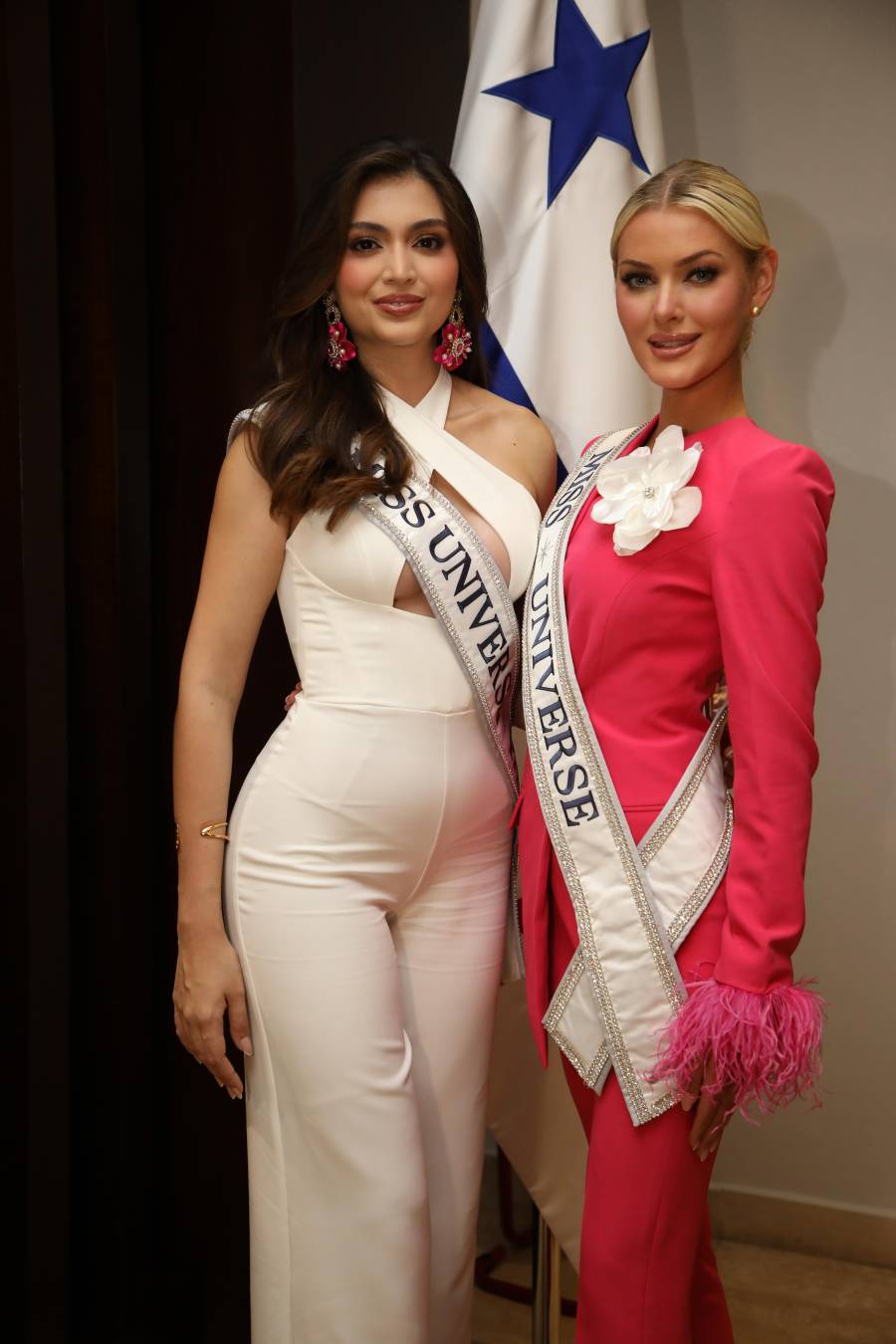 Mirna Caballini, Miss Universo Panamá 2025 junto a la Miss Universo 2024, Victoria Kjaer.