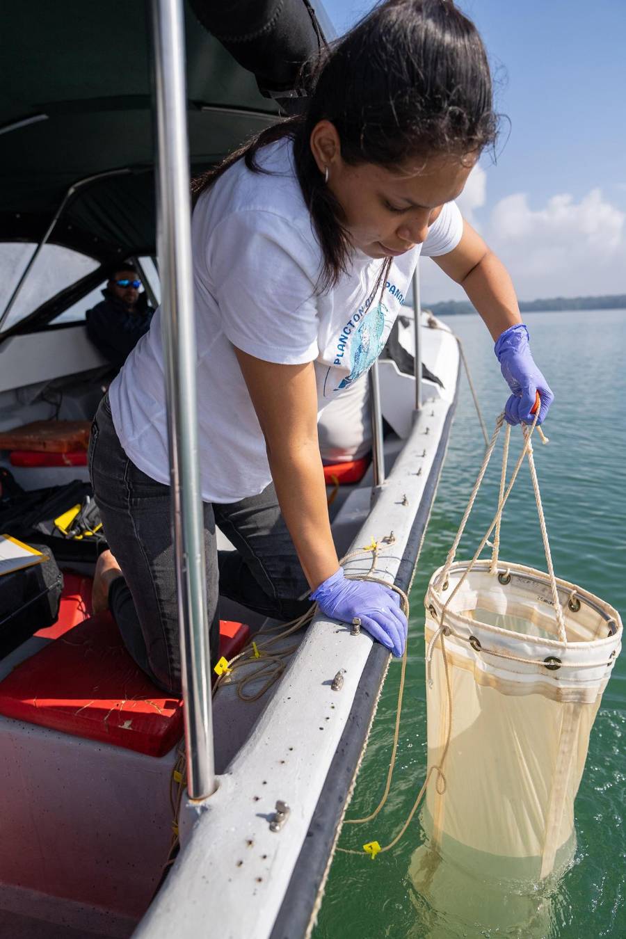 Estudiante de tesis de la Universidad de Panamá, Grisel Núñez recolectando muestra de plancton con ADN humano en el Canal de Panamá.