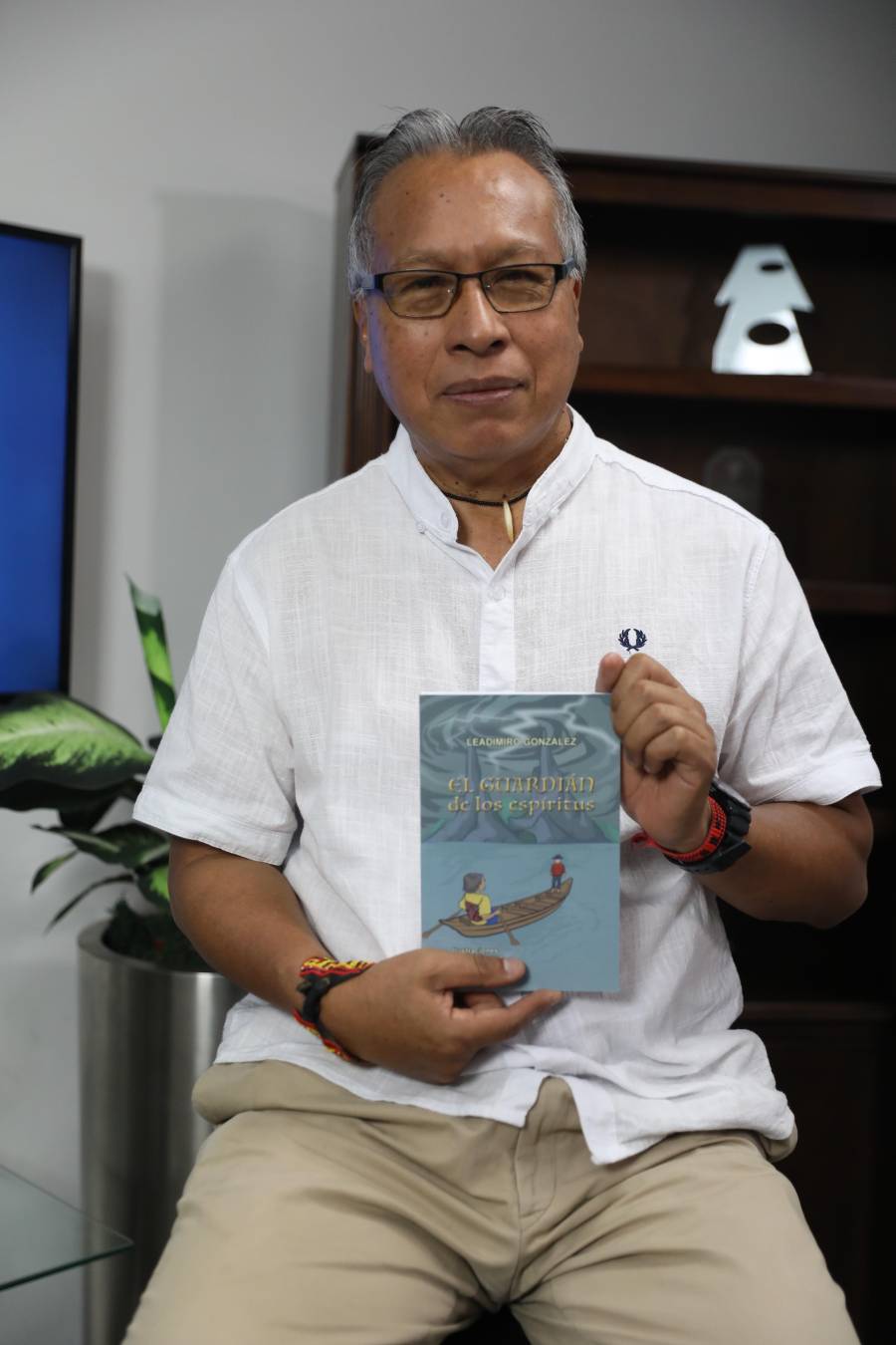 Inspirado en relatos ancestrales, vivencias del pueblo Guna, Leadimiro González da vida a una obra que conecta la realidad con el mundo espiritual.