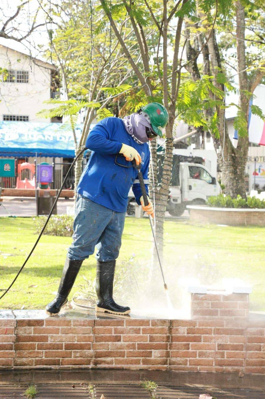 Hombre limpiando el lugar donde se realizara el festival City of Stars 2025.