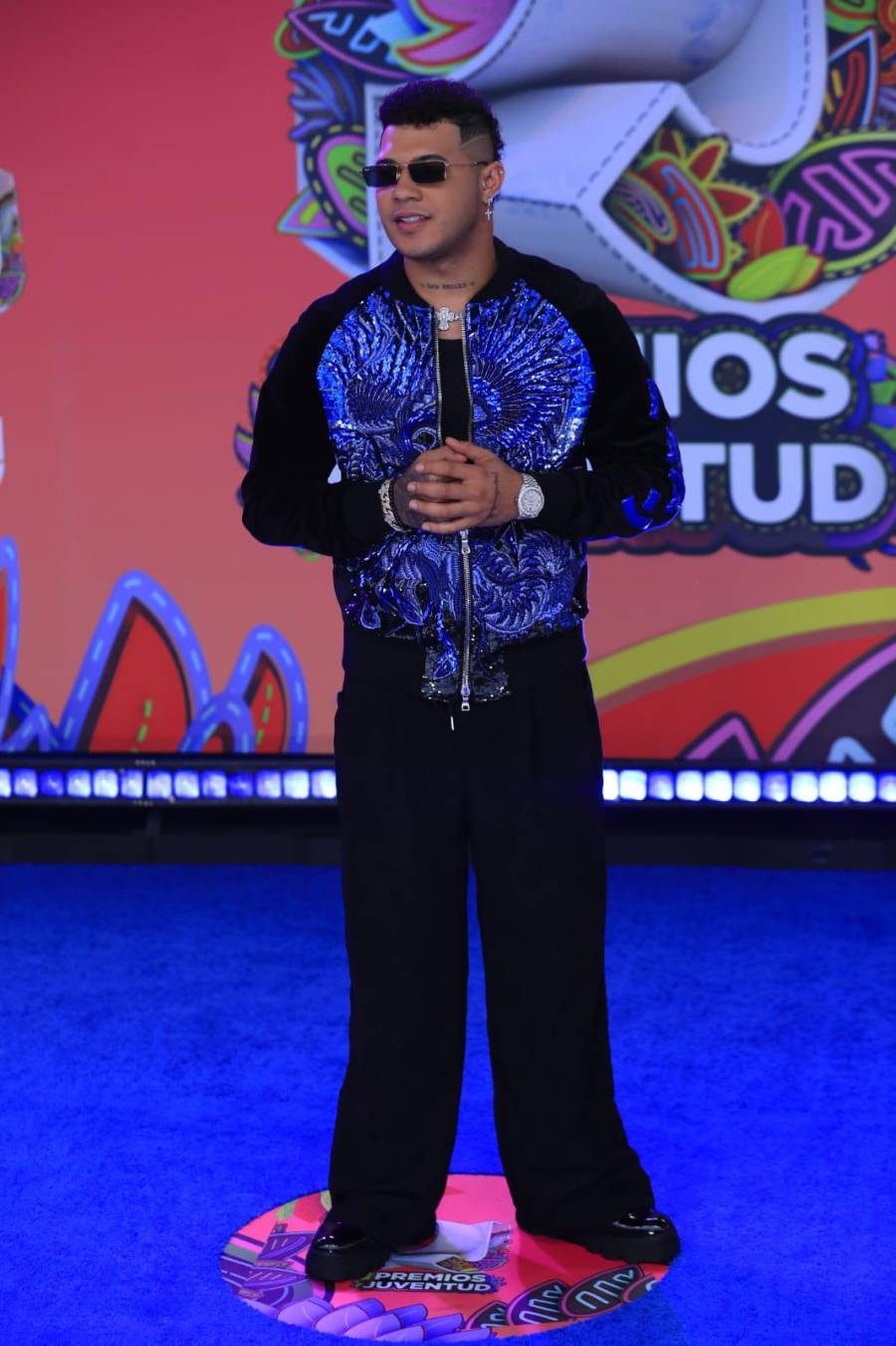 Boza en la alfombra azul de los Premios Juventud 2025