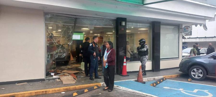 La Chorrera | Auto quedó zampado dentro de un banco