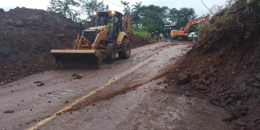 A eso de las 4:20 p.m., el Ministerio de Obras Públicas (MOP) informó que las labores de limpieza ya estaban en marcha.