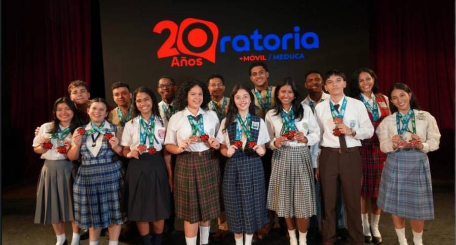 Estudiantes portando medallas por su talento en el Concurso de Oratoria.