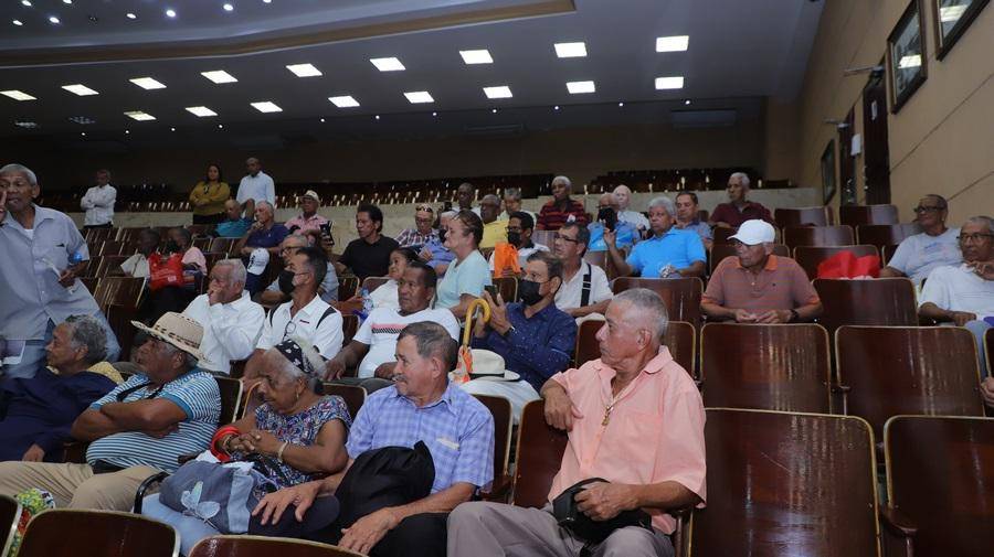 Jubilados también piden retomar la discusión de una ley sobre aumento salariales.