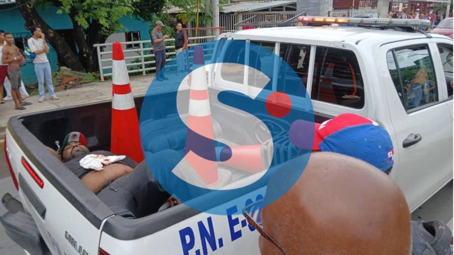 Uno de los heridos fue trasladado por un vehículo policial hacia el hospital.