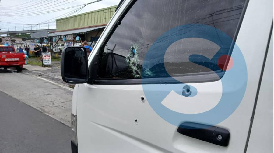 Un busito pirata fue atacado a tiros cerca de la barriada La Illueca, en el corregimiento de Tocumen. Un hombre falleció y otro resultó herido.