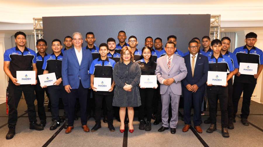 Inadeh gradúa 20 nuevos mecánicos con modalidad de trabajo y estudio