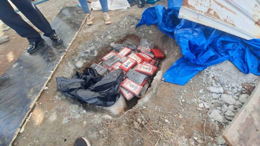 La droga incautada estaba enterrada en un lote de reciclaje, lista para su distribución.