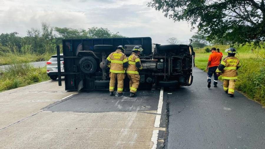 Bomberos en un accidente vía pública.