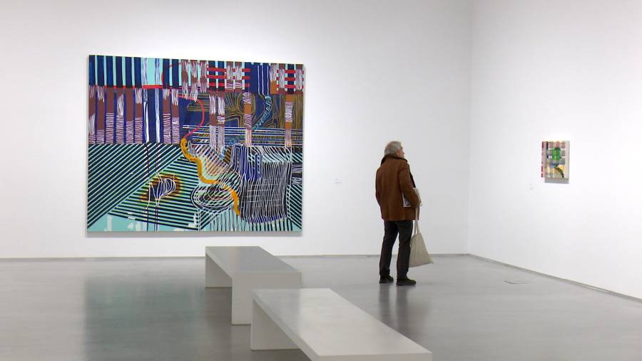 Obras de la serie Soñé que revelabas, pintadas de noche y marcadas por el ritmo cardíaco, destacan entre las piezas más íntimas de la muestra.