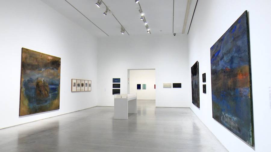 Las casi cien telas y 170 fotografías que integran Juan Uslé. Ese barco en la montaña ofrecen un viaje por cuatro décadas de creación del artista cántabro.