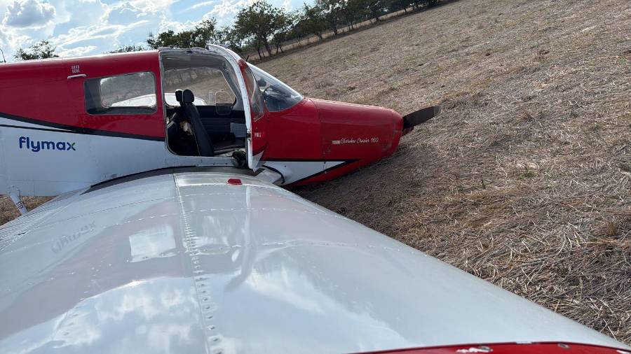 ¡Qué susto! Avioneta tuvo que aterrizar de emergencia en un campo abierto
