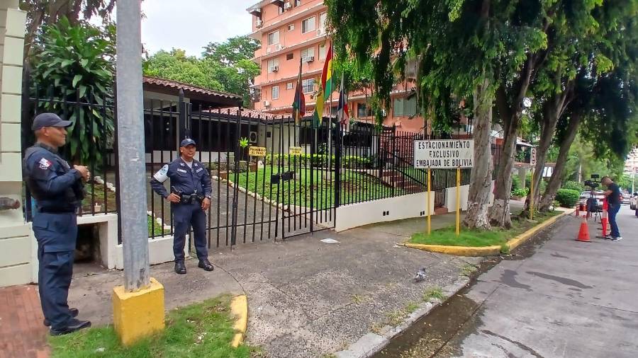 Saúl Méndez permanece en la embajada de Bolivia en Panamá.
