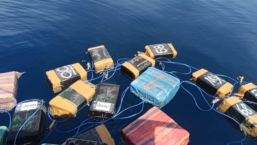 La carga ilícita fue ubicada flotando en el mar.