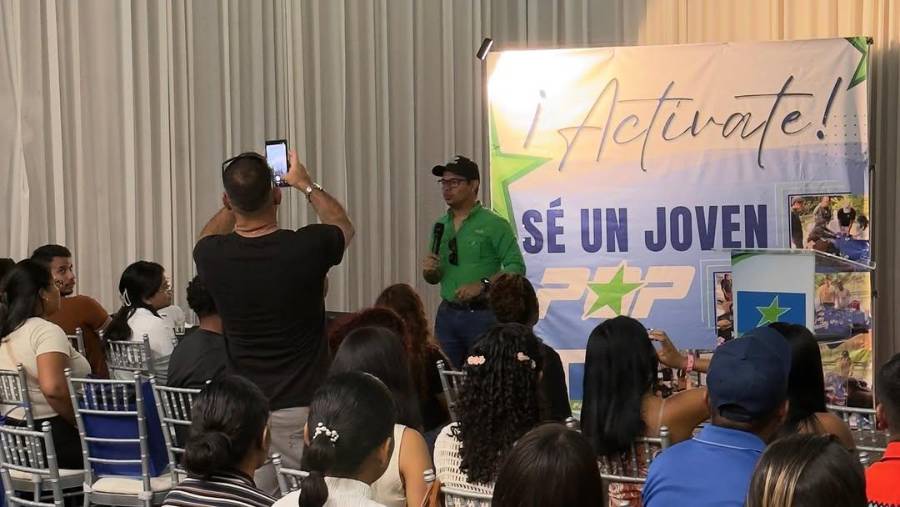 Jóvenes de partido político se capacitan en liderazgo en inteligencia artificial