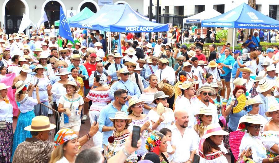 Decenas de personas acudieron al lugar luciendo su ropa tradicional.