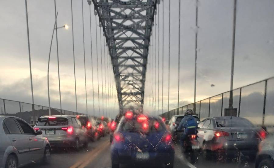 Tráfico pesado en el Puente de las Américas mientras se intentaba el rescate.