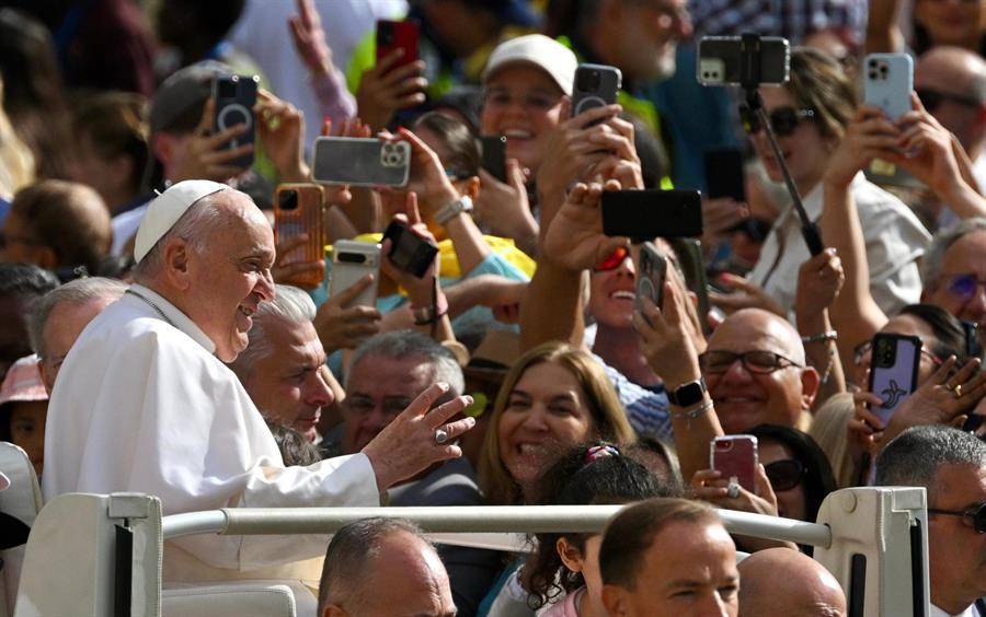 El Papa Francisco saluda a los fieles durante su audiencia general semanal en la Plaza de San Pedro, Ciudad del Vaticano.