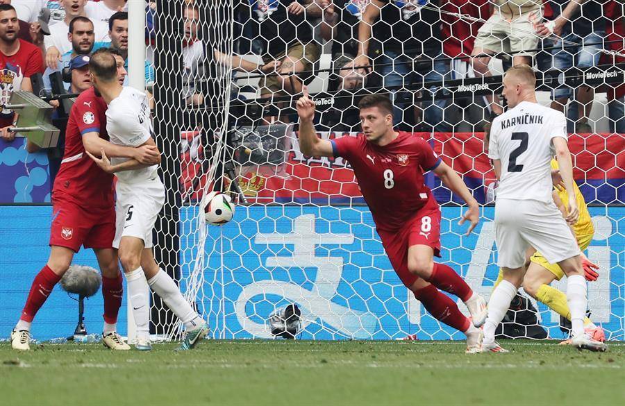 Los jugadores de Serbia celebran el 1-, obra de Luka Jovic, durante la prolongación del partido del grupo C que han jugado Eslovenia y Serbia en Múnich, Alemania. EFE