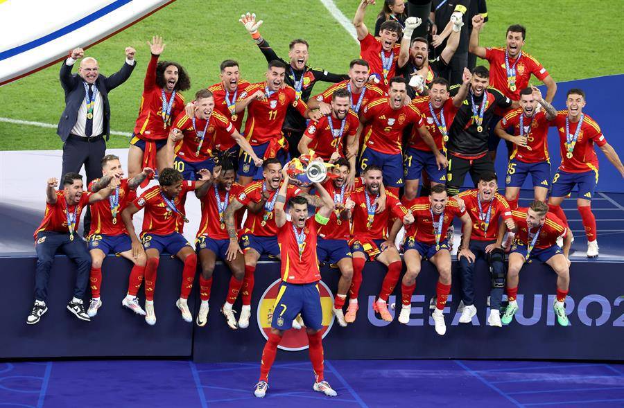 El capitán de España, Álvaro Morata , levanta el trofeo de Campeón de la Eurocopa 2024, en Berlín, Alemania.