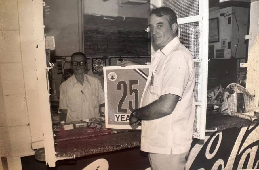 MELVYN EN EL QUISCO DE SUS TÍOS.
