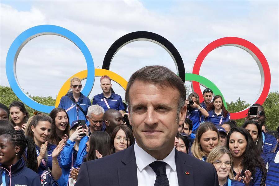Emmanuel Macron, este lunes 22 de julio, durante su visita a la Villa Olímpica.