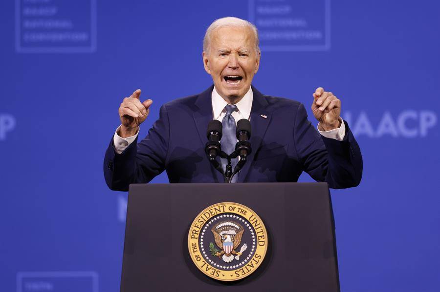 Biden está decidido a seguir en la carrera presidencial pese a presiones, según su campaña