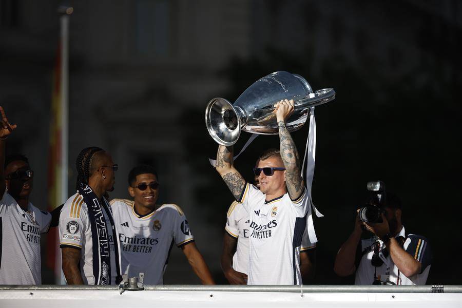 El centrocampista del Real Madrid Toni Kroos con el trofeo este domingo a la Plaza de Cibeles.