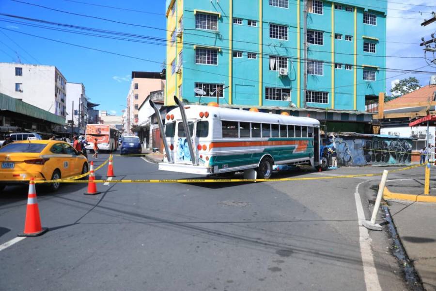 Unidades de la Policía Nacional y del SUME 911 atendieron la emergencia en el sector del Mercadito de Calidonia.