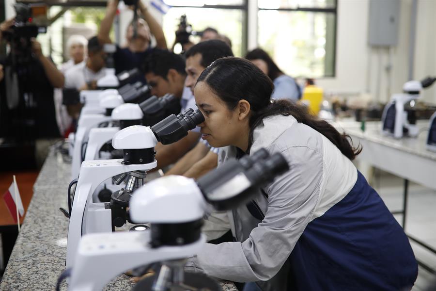 Estudiantes realizan pruebas de estudio de suelos en un laboratorio de geociencias, este miércoles en la Universidad de El Salvador (UES), en San Salvador (El Salvador).