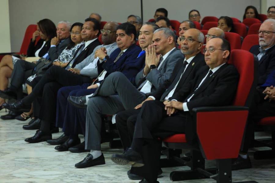 Rector Flores y administrativos presentes.