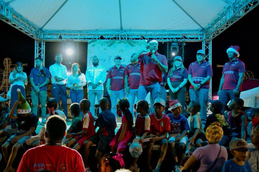Alcaldía de Colón y Cobre Panamá encienden la Navidad en el Paseo Marino