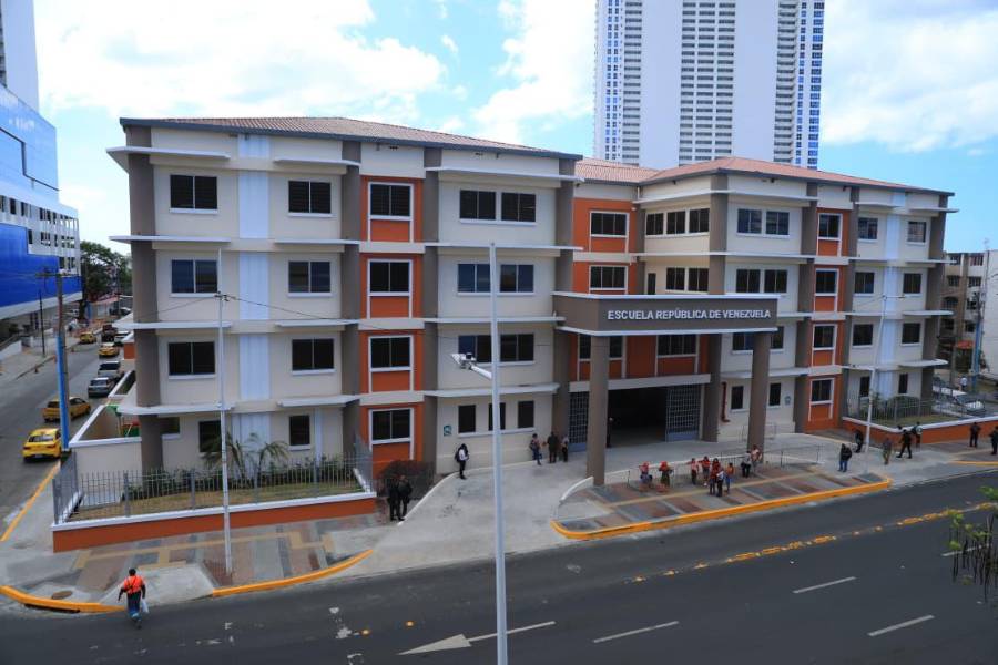 Con 28 aulas completamente equipadas, la nueva escuela ofrece espacios adecuados para la educación de calidad.