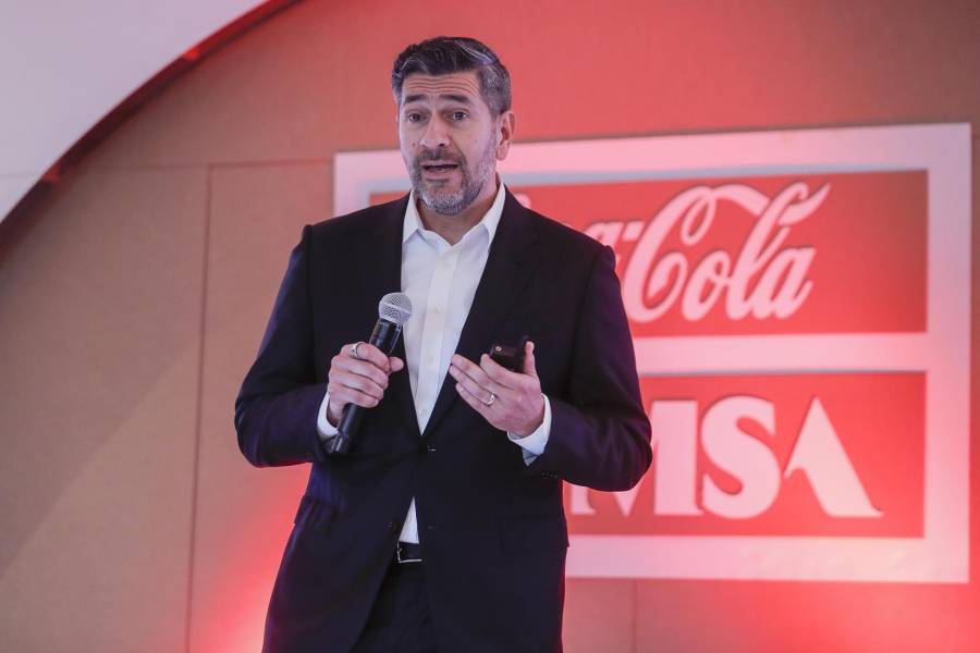 El director de Finanzas de Coca-Cola FEMSA, Gerardo Cruz Celaya, habla durante una rueda de prensa en Ciudad de México (México). EFE