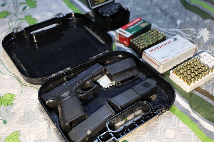 Durante los operativos, las autoridades decomisaron dos armas de fuego, municiones y equipos tecnológicos.